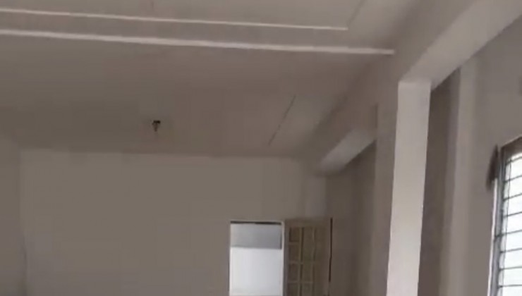 Cho thuê nhà mặt ngõ oto Giải Phóng- Hoàng Mai DT 100 m2 - 2 tầng-Mt 5 m- Giá 13 Triệu (ctl)
